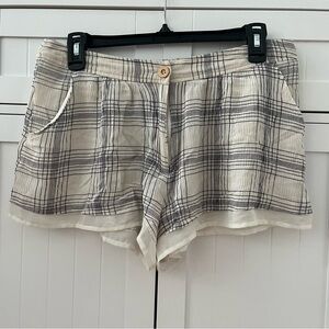 cream and black plaid flowy mid-rise shorts